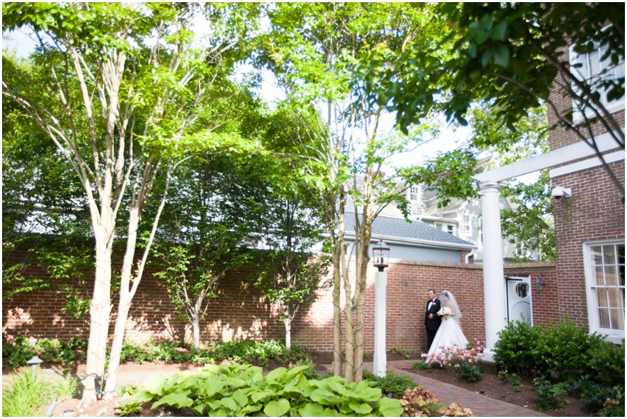 The Tidewater Inn Outdoor Ceremony - 2Hands Studios - Flower Follies