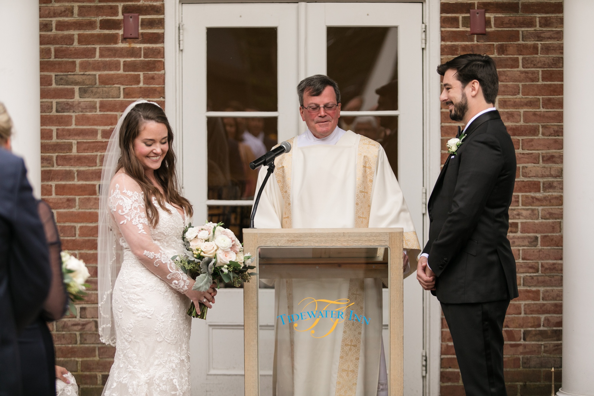 The Tidewater Inn Courtyard wedding ceremony