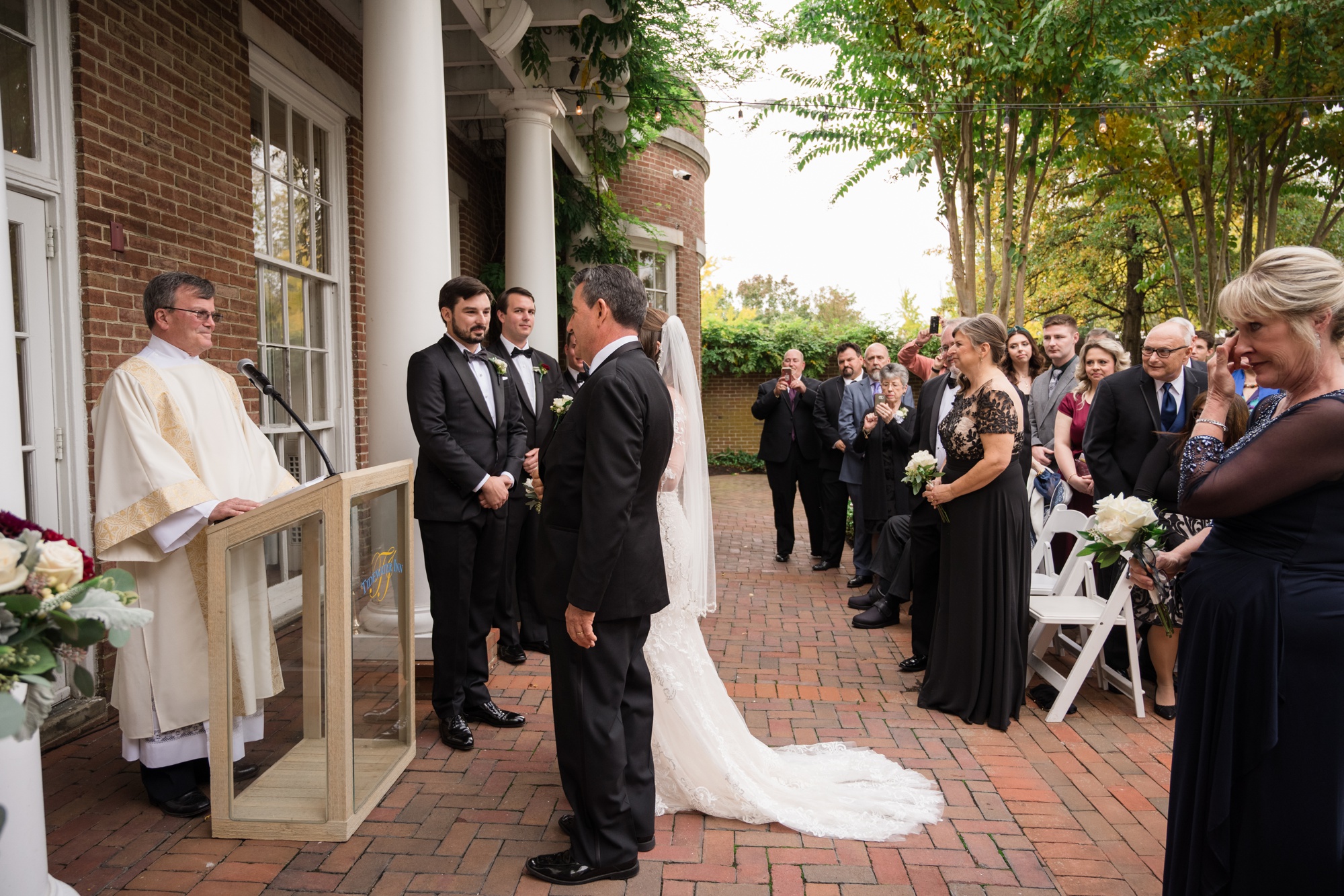 The Tidewater Inn outdoor wedding ceremony