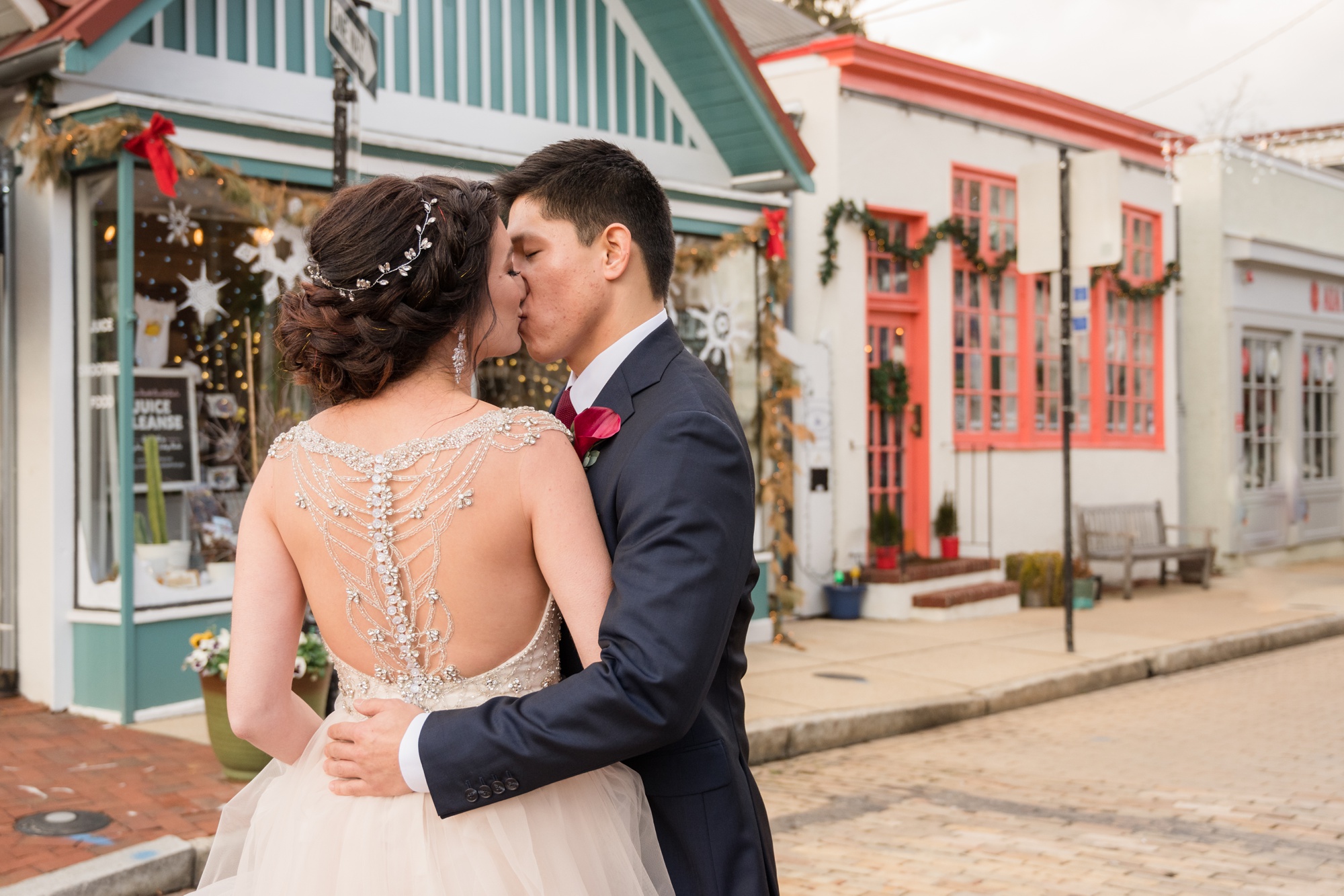 Annapolis wedding couple photos on Maryland Avenue