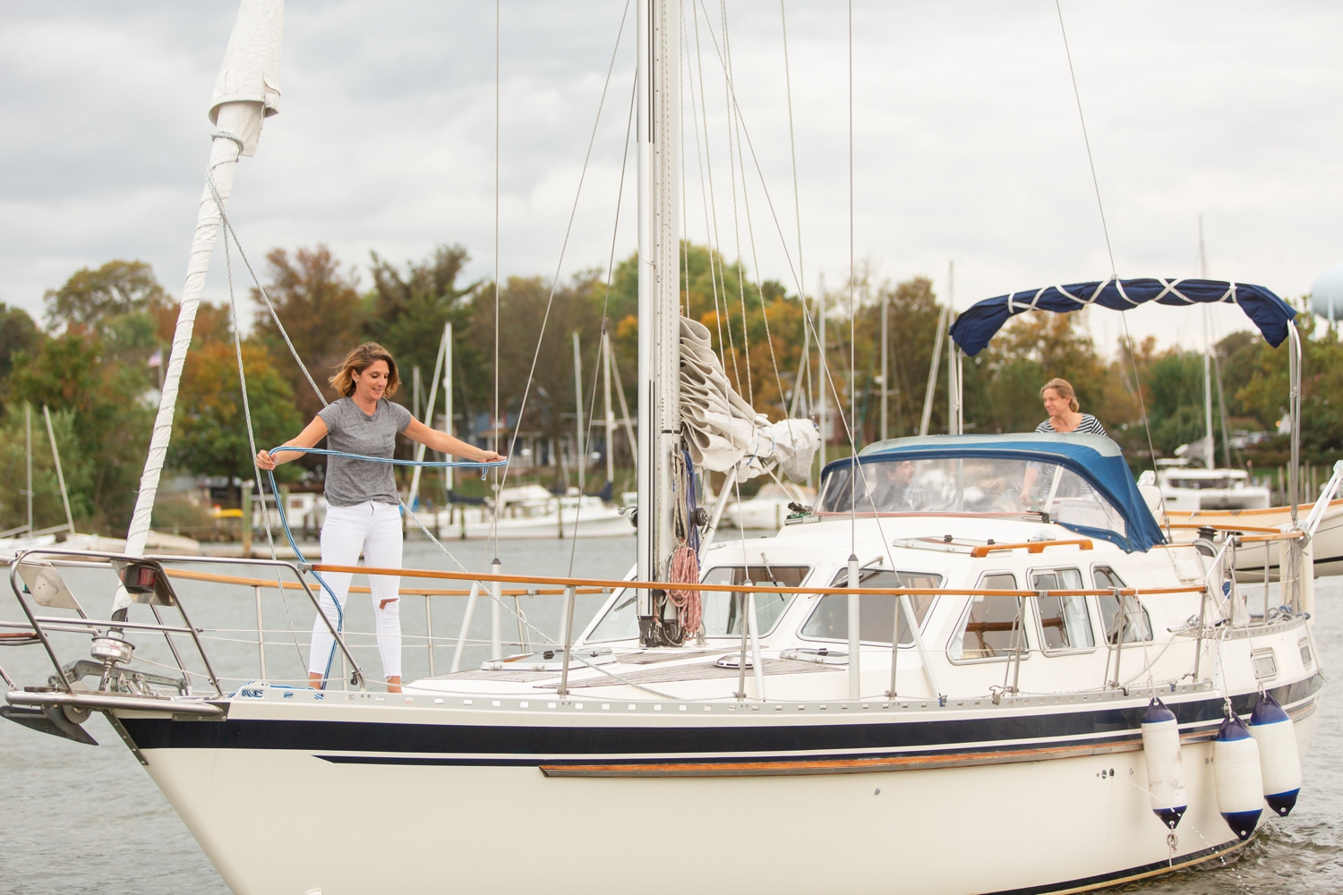 Couple sails off elopement photographs