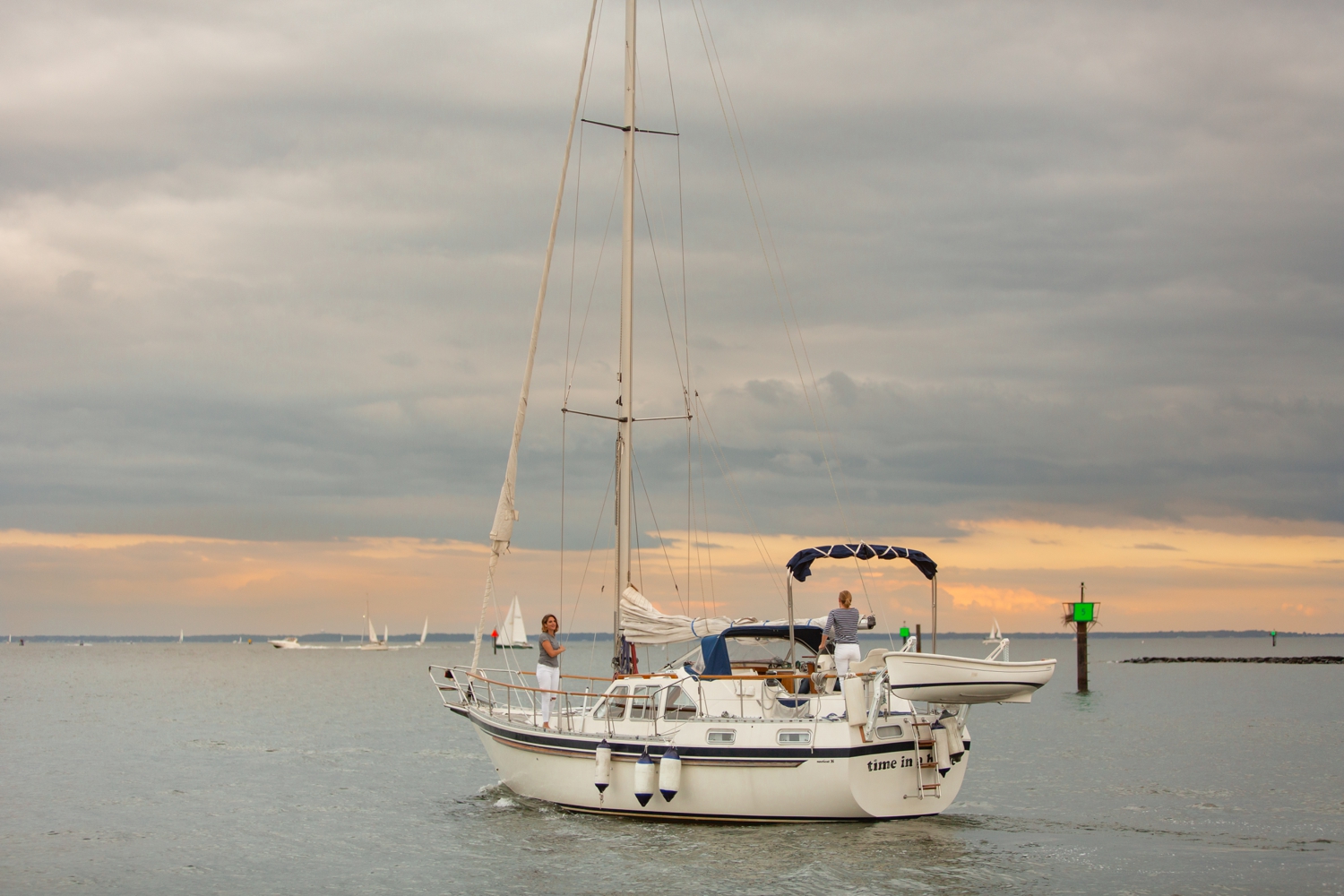 Couple sails off elopement photographs