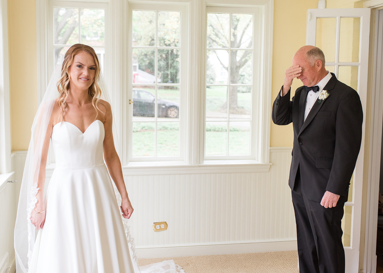 bride getting ready to do a first look with her dad 