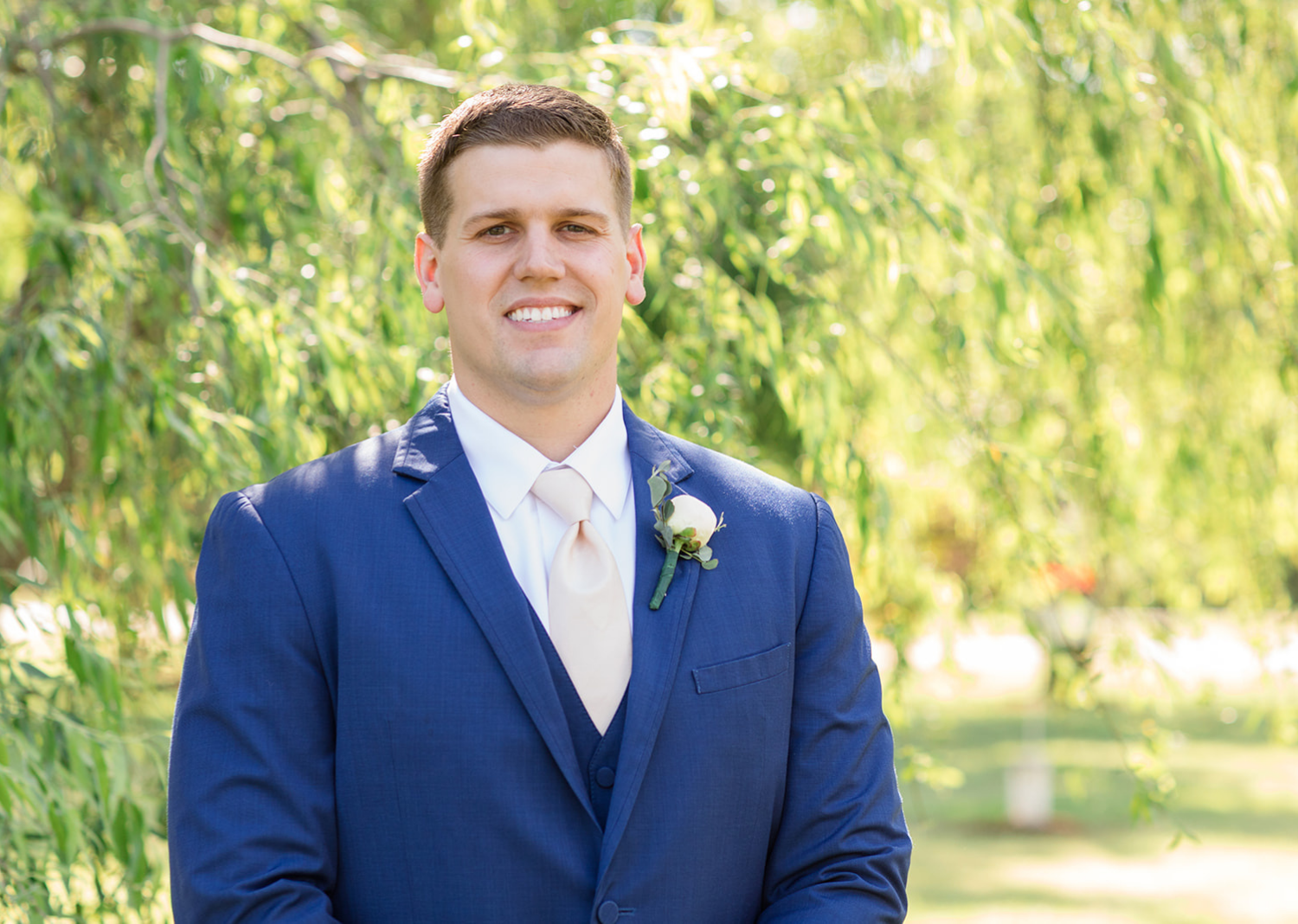 groom outdoor portraits