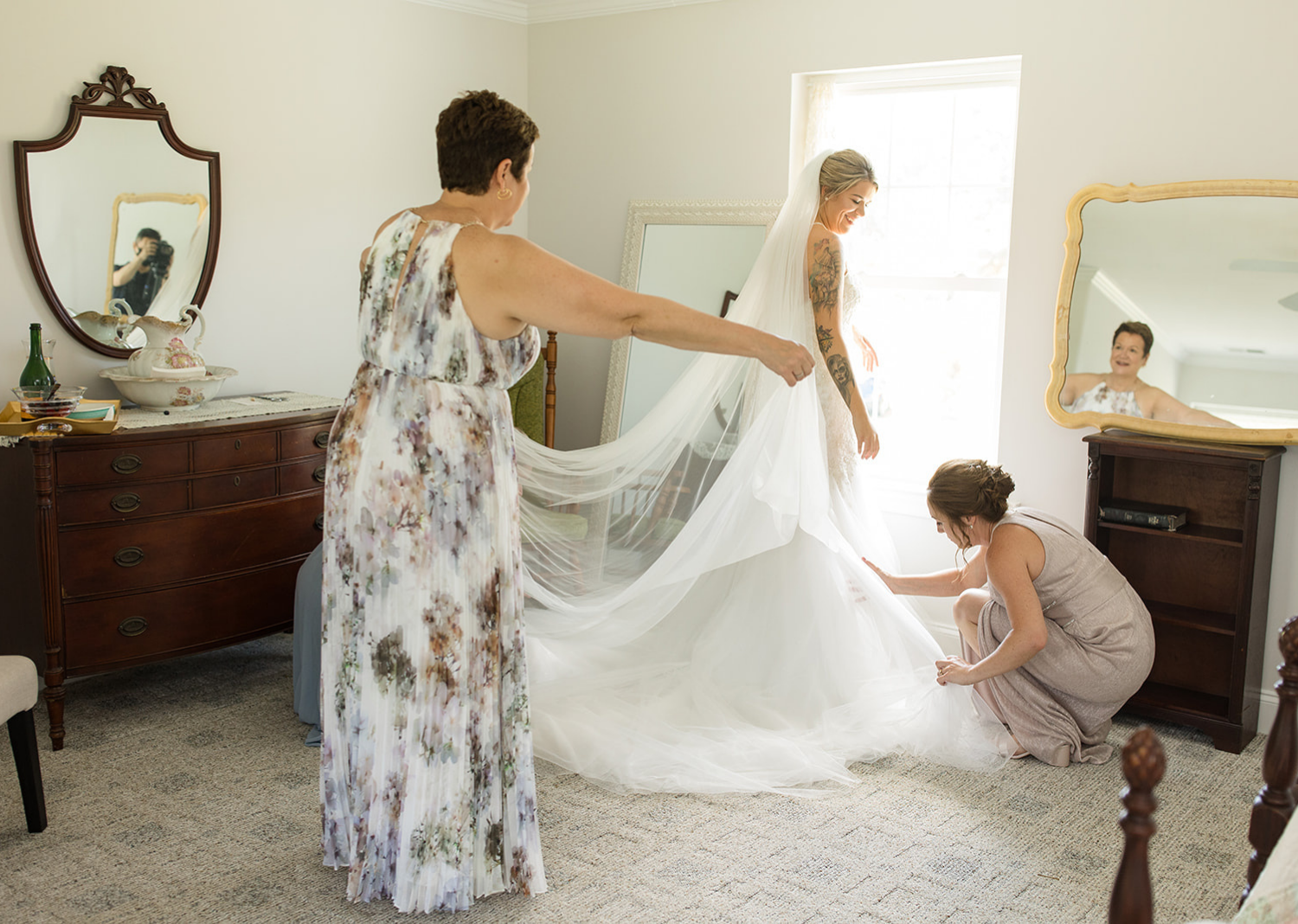 mother of the bride opening up the brides train