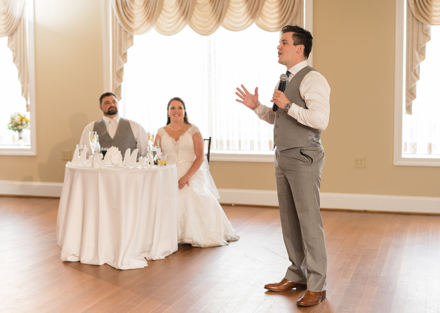 best man giving the wedding speech