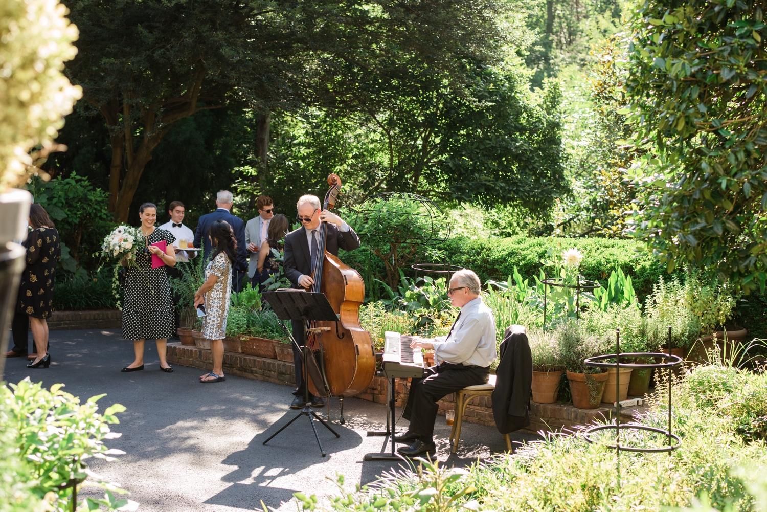 live musicians playing during cocktail hour