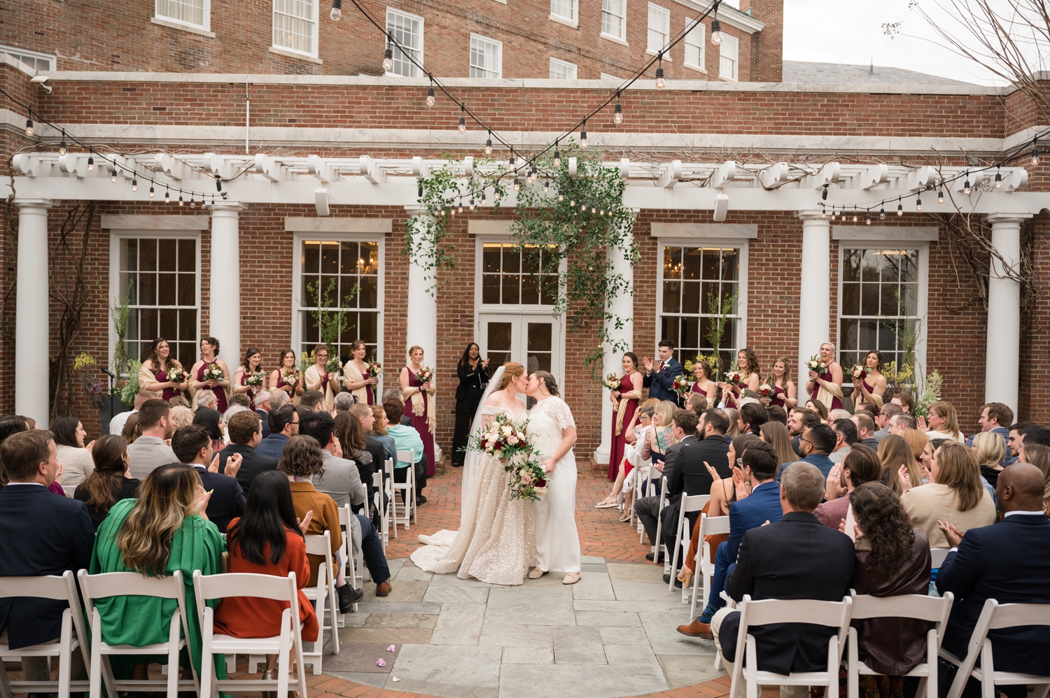 couples kiss at the Tidewater Inn