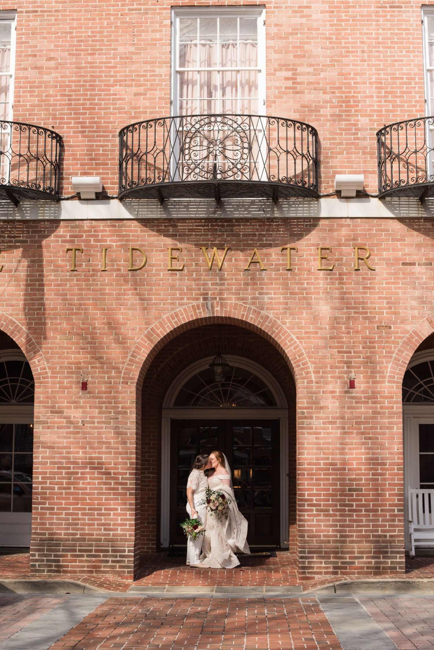 couple kisses at the Tidewater Inn