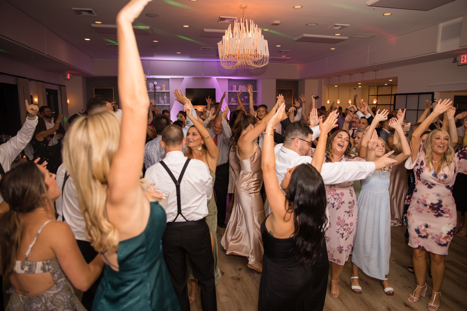 wedding guests dancing