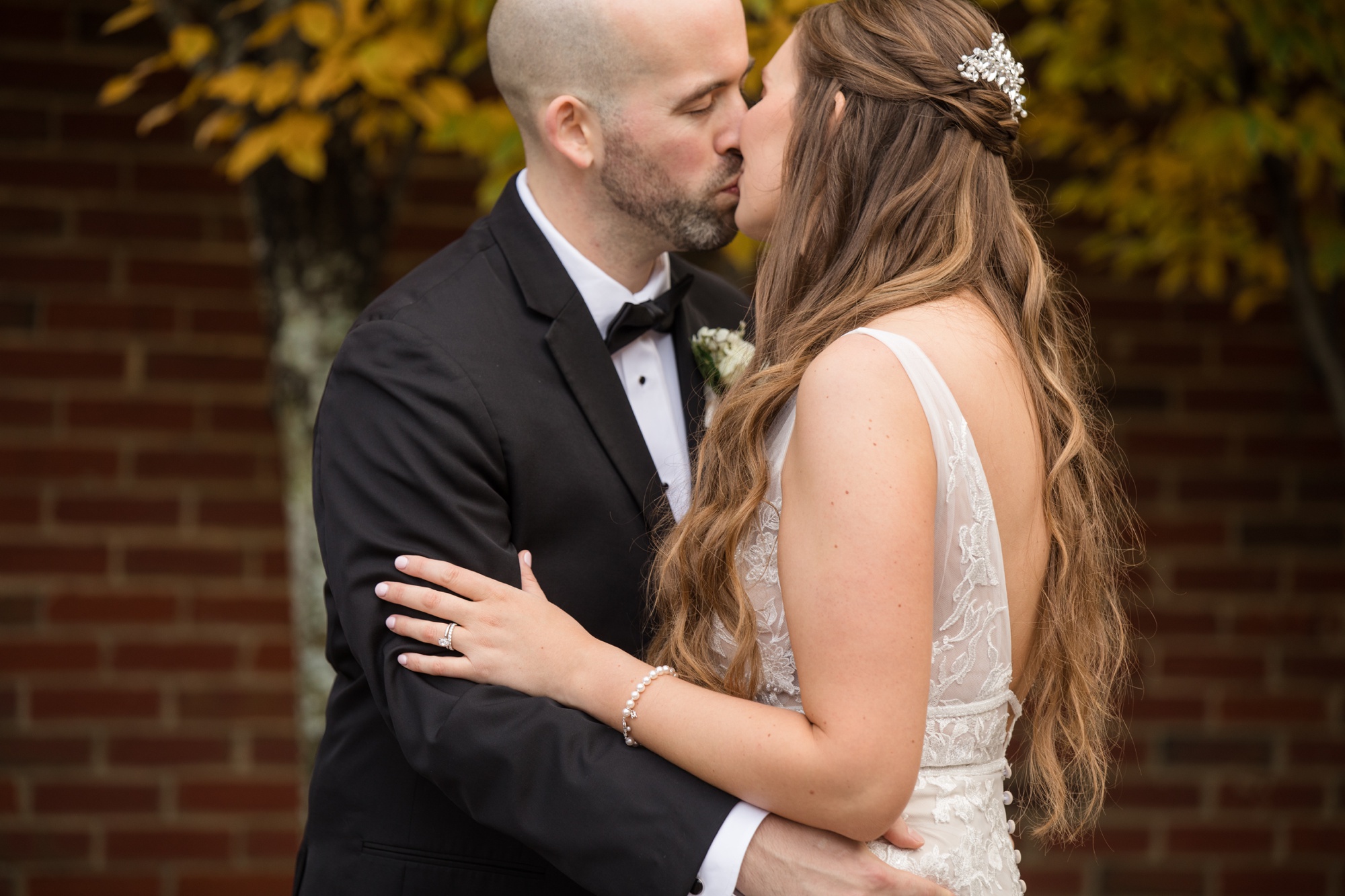 Winter Tidewater inn fall wedding photo in the courtyard