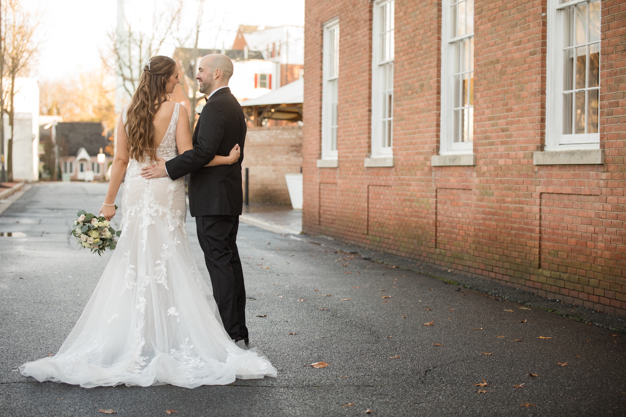 Tidewater inn fall wedding photo in Easton Maryland