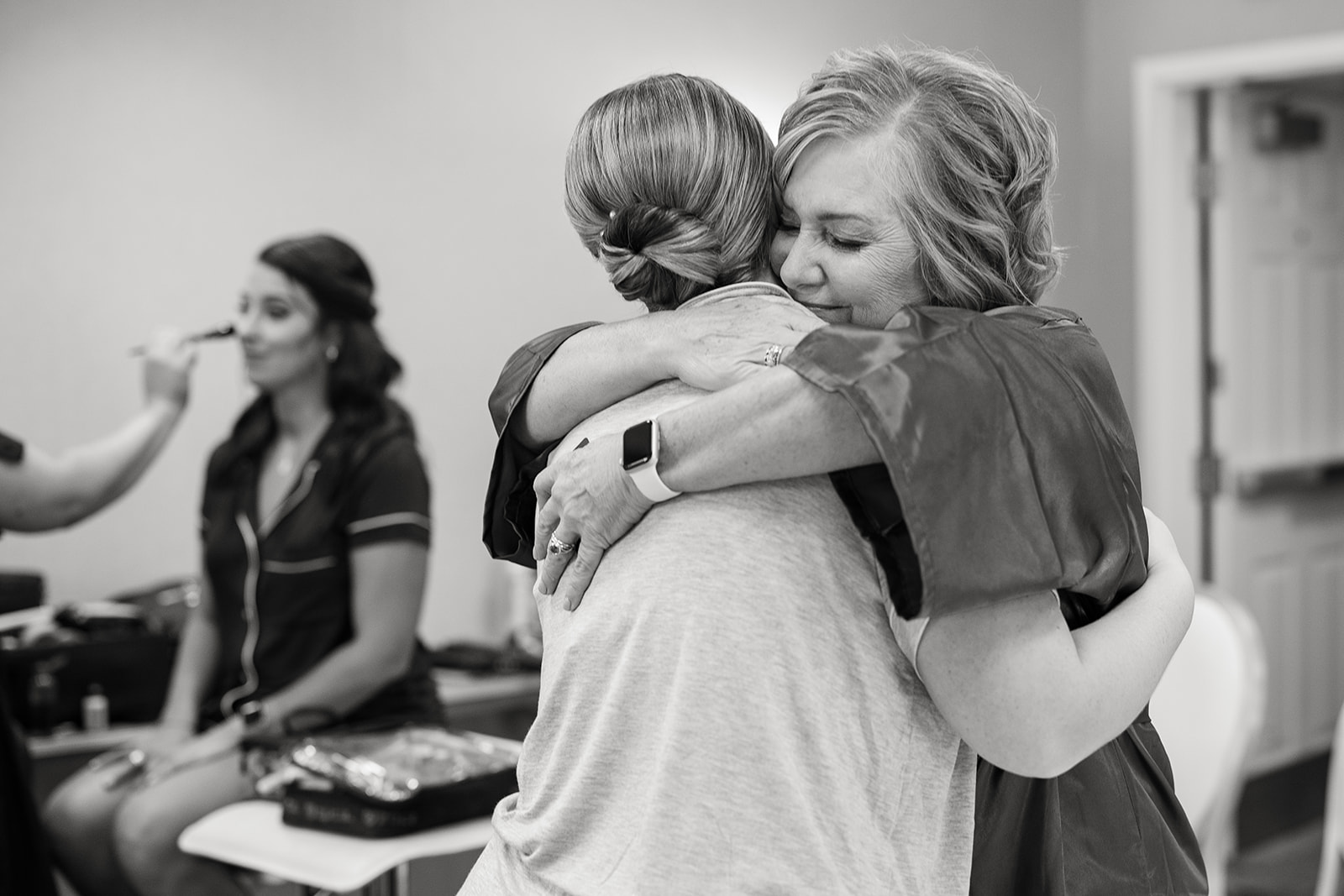 Bride hugging her mother in black and white