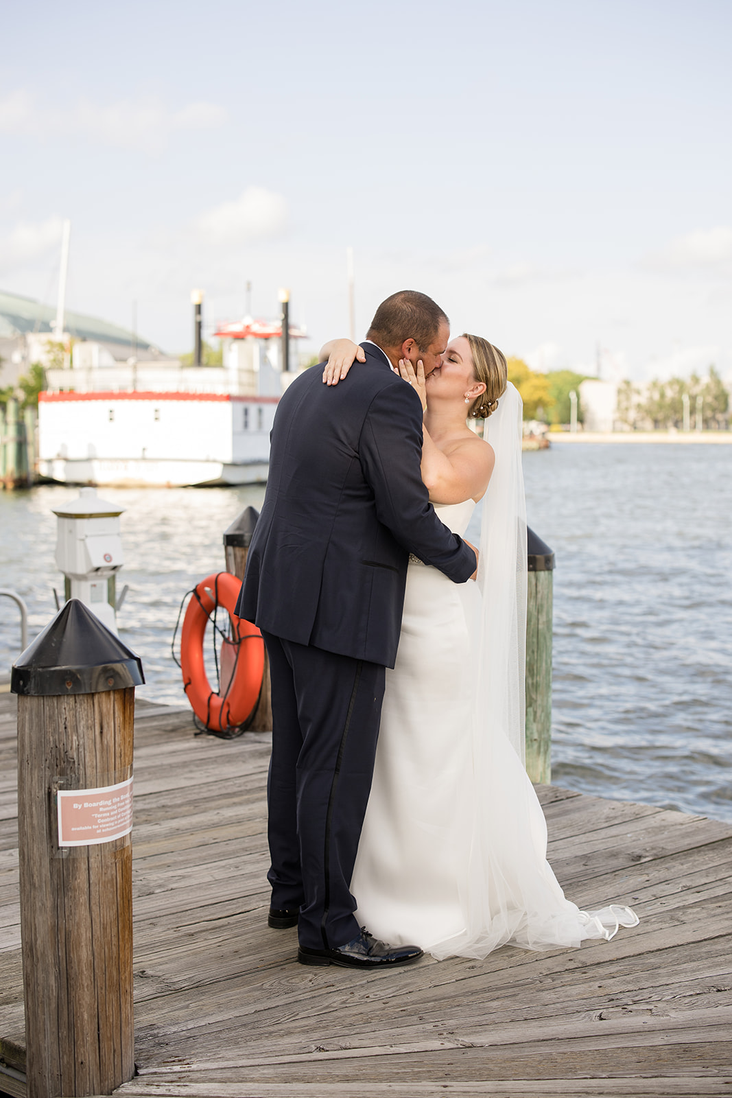 bride and groom kiss on annapolis docks