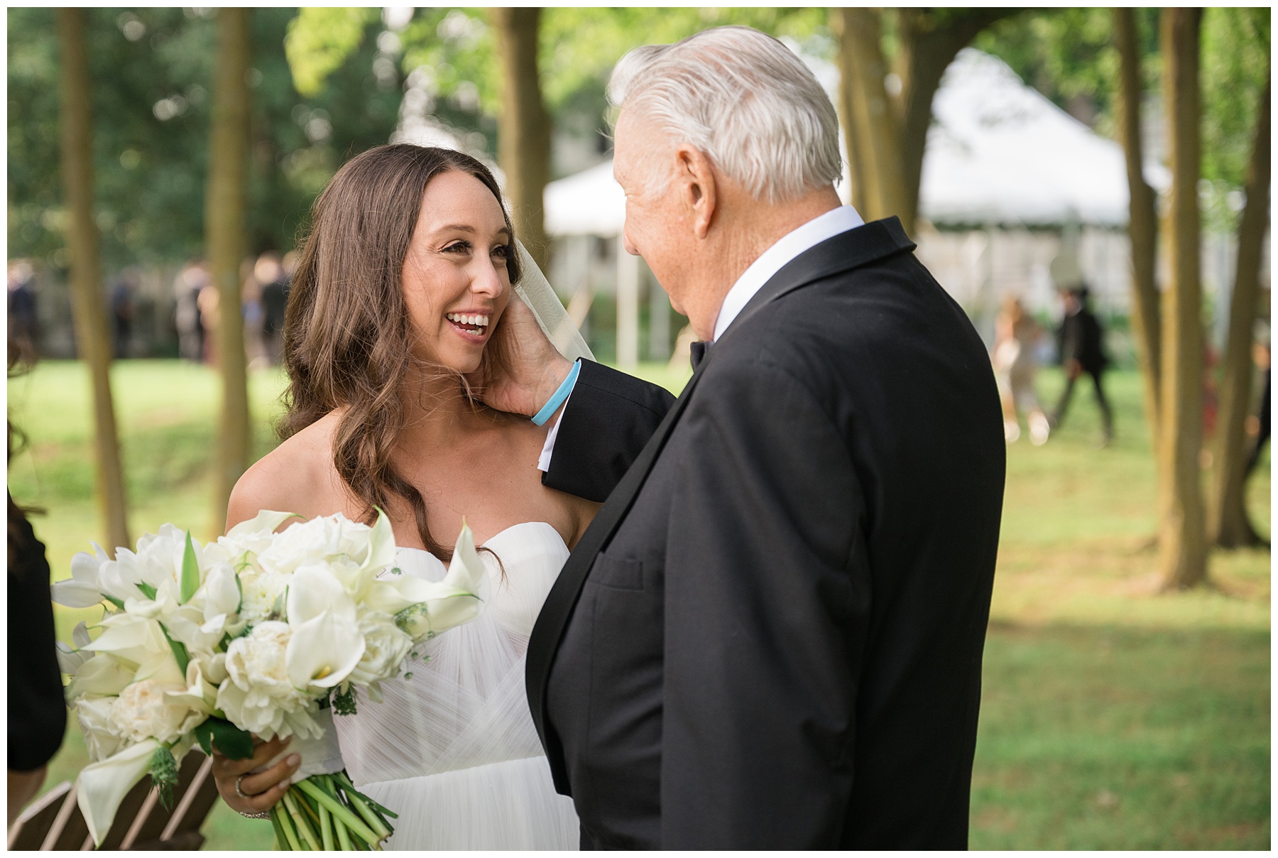 bride's dad embraces her