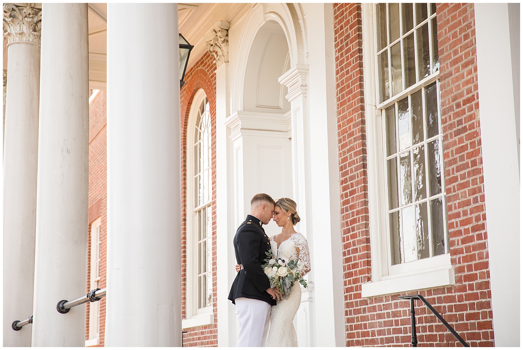 wedding couple portrait in annapolis state house