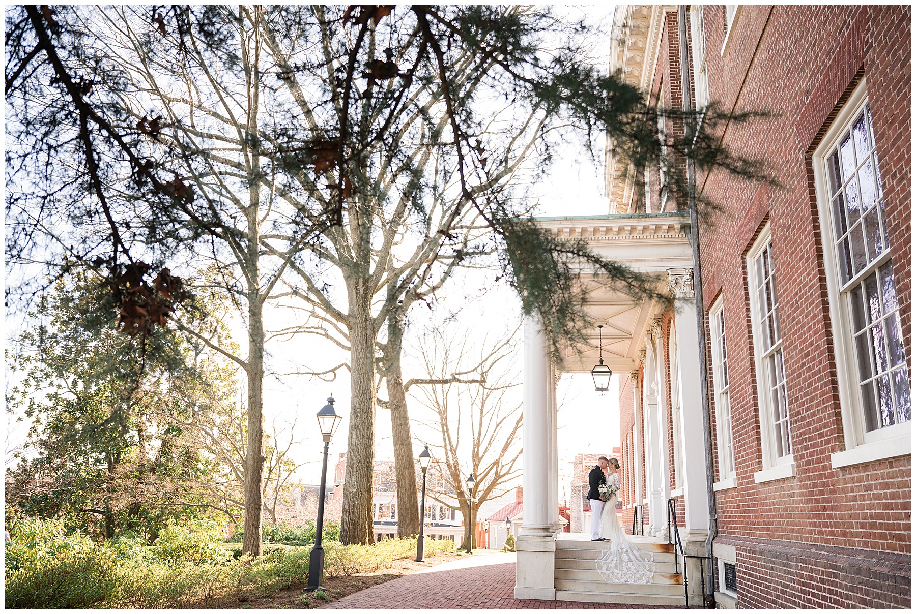 wedding couple portrait in annapolis state house