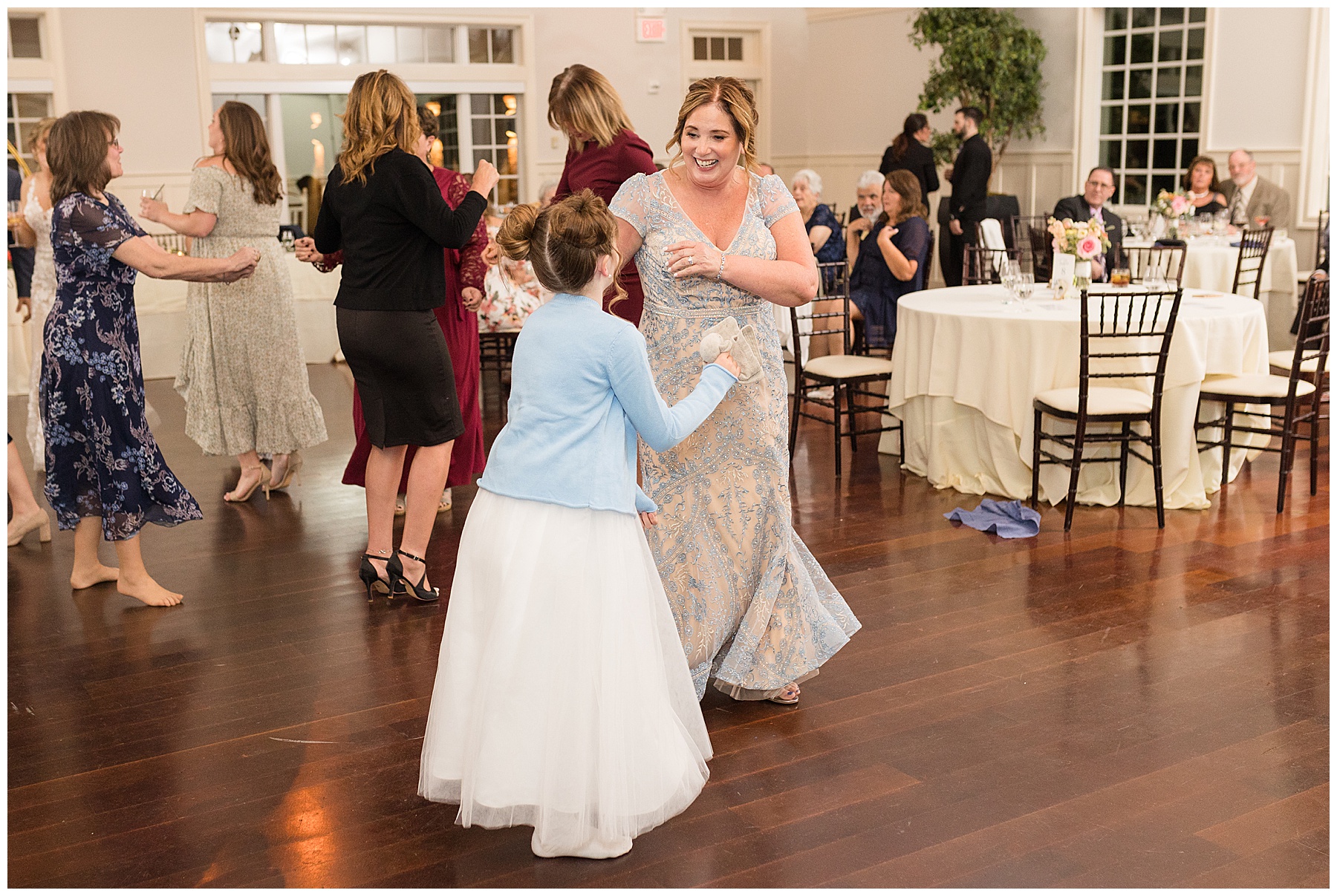 wedding candid guests dancing