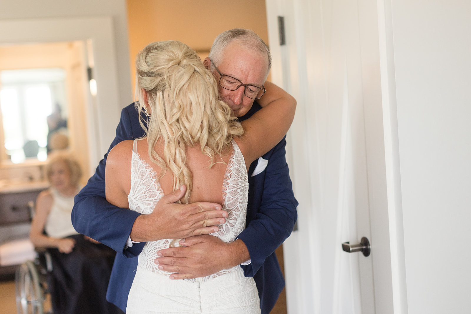 bride hugging her dad