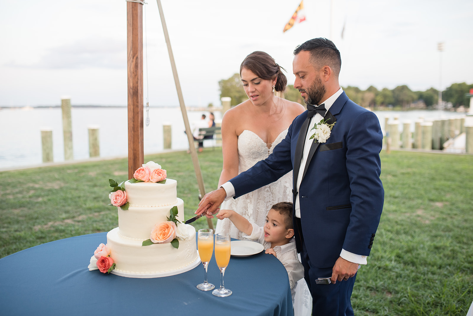 bride and groom cake cutting