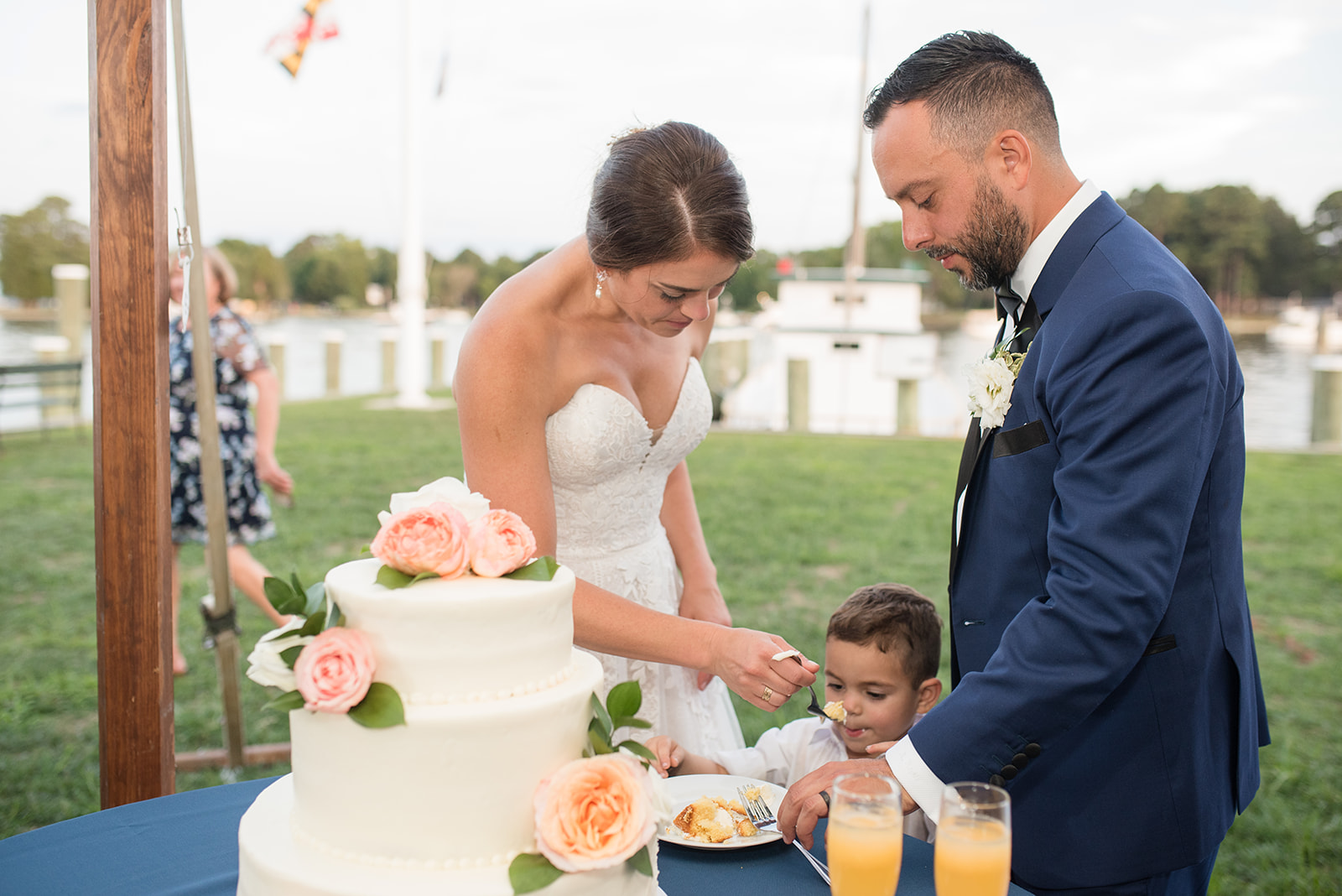 bride and groom cake cutting