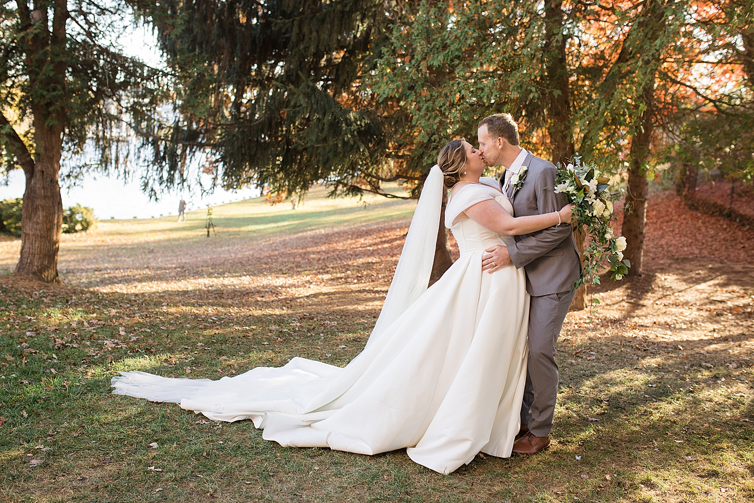 couple portrait kissing