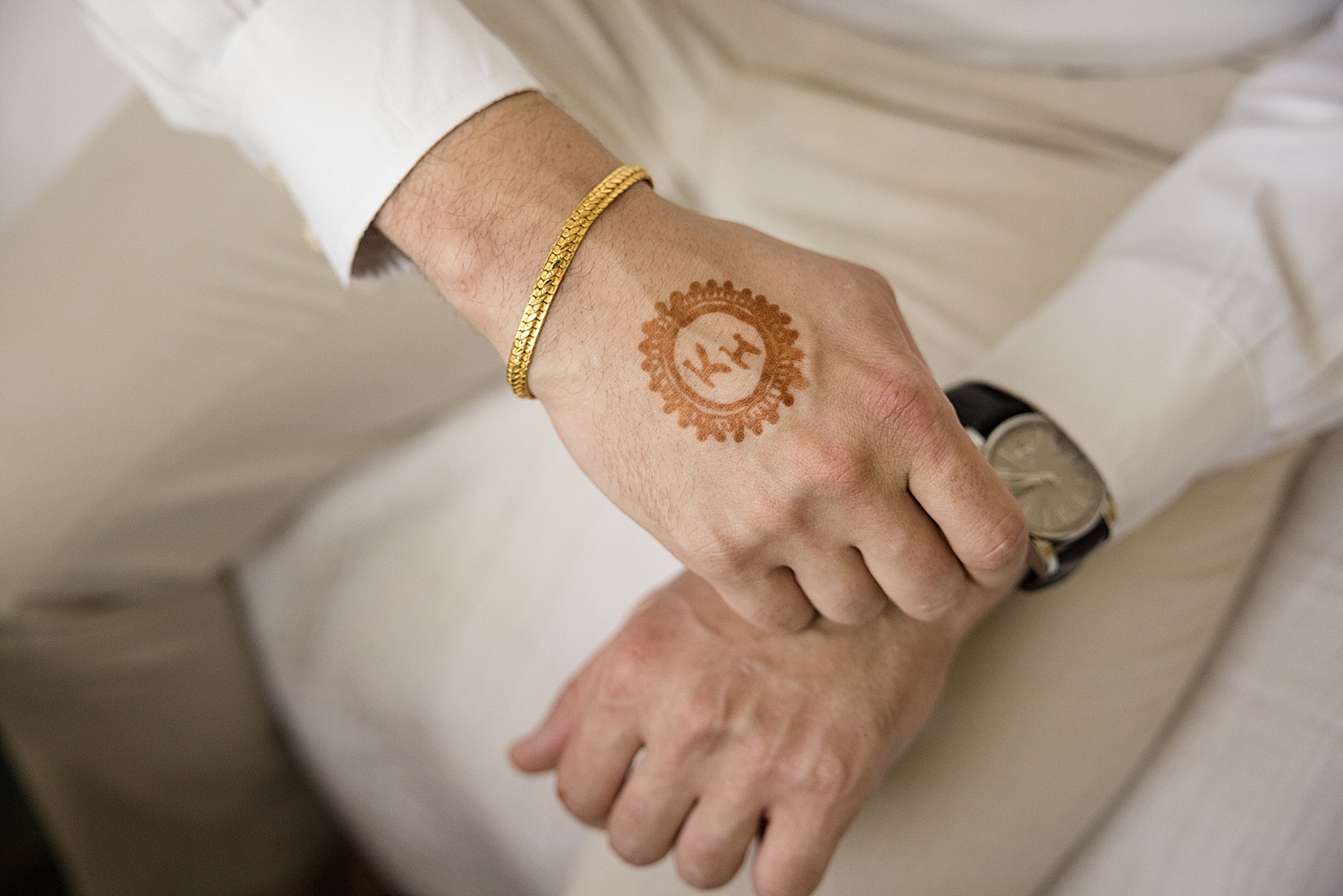 henna on groom's hands