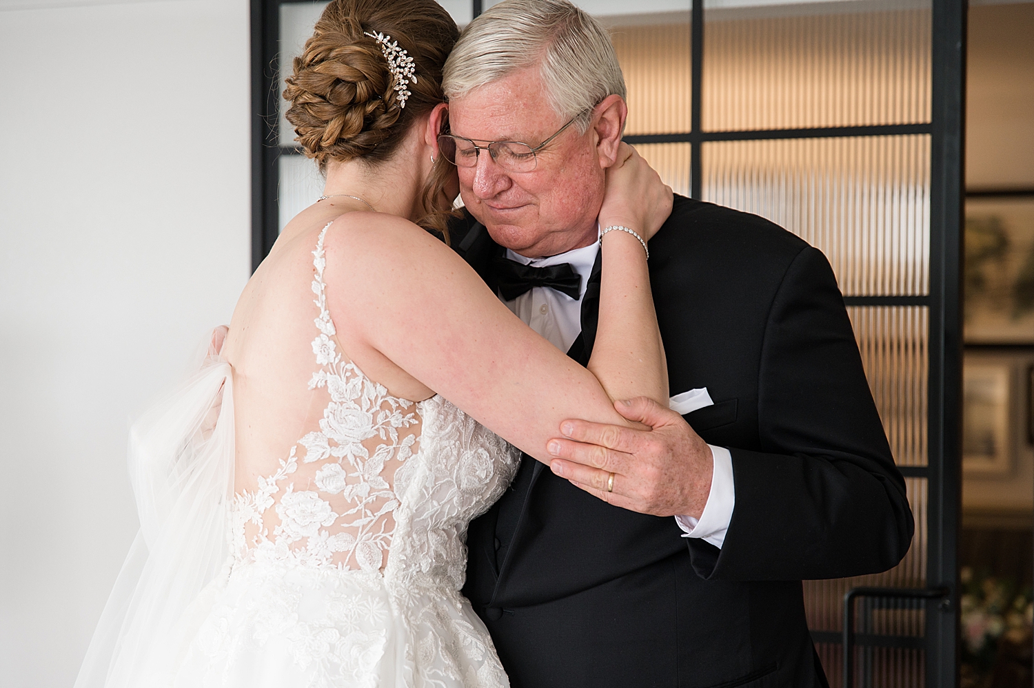 bride's first look with dad