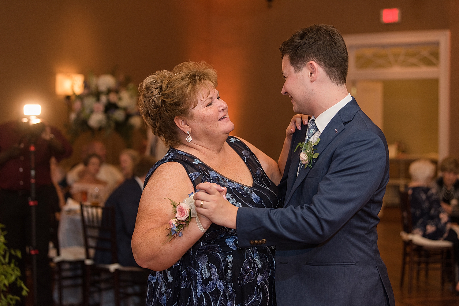 groom mom dance