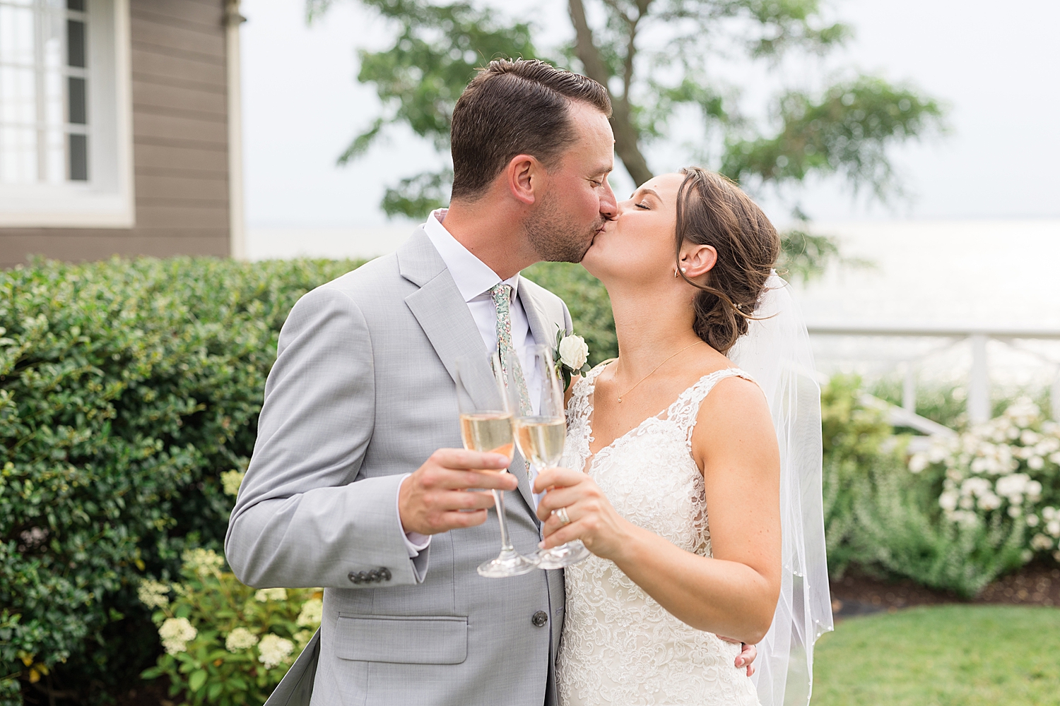 couple portrait kiss with drinks