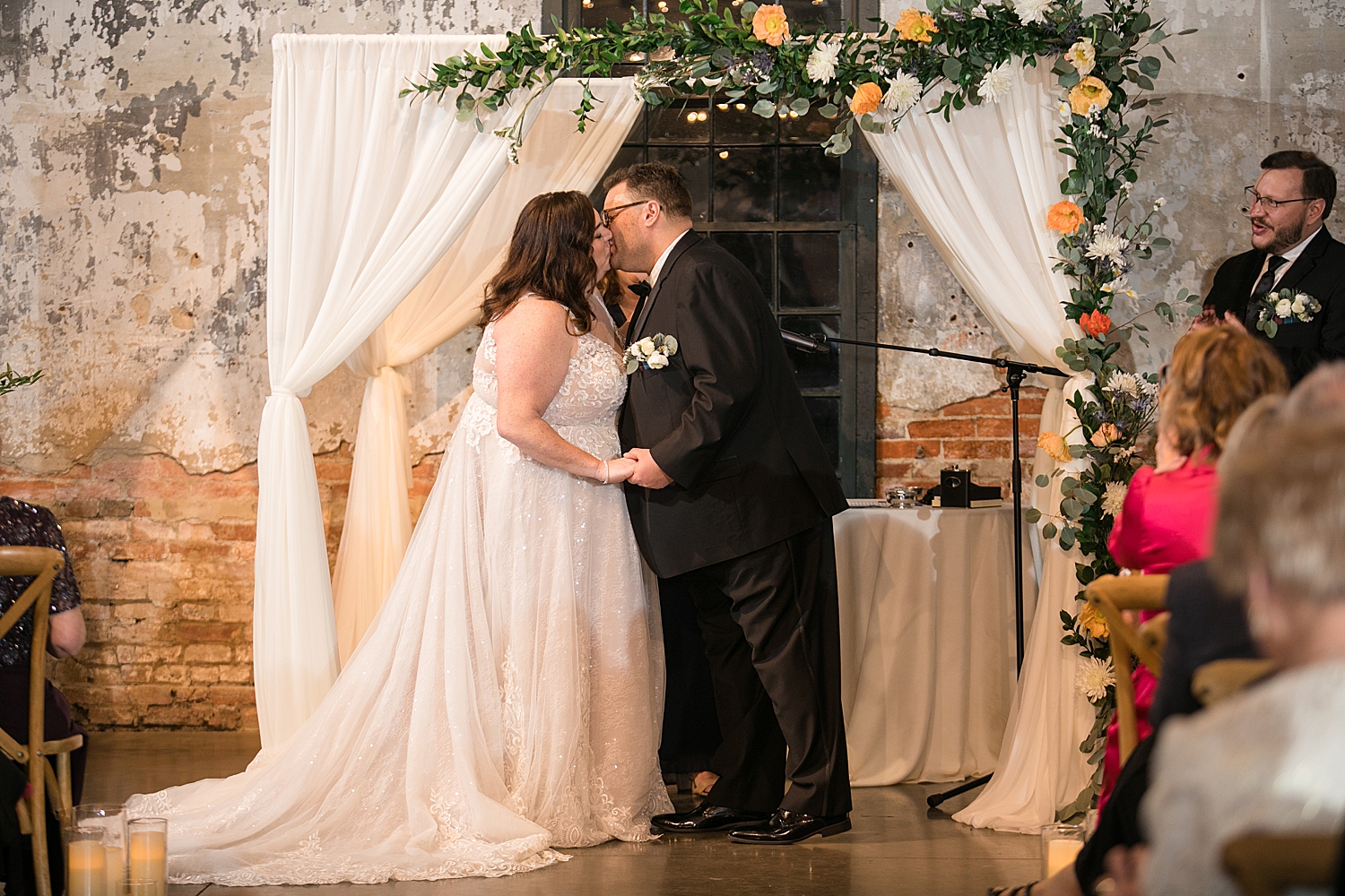 ceremony first kiss