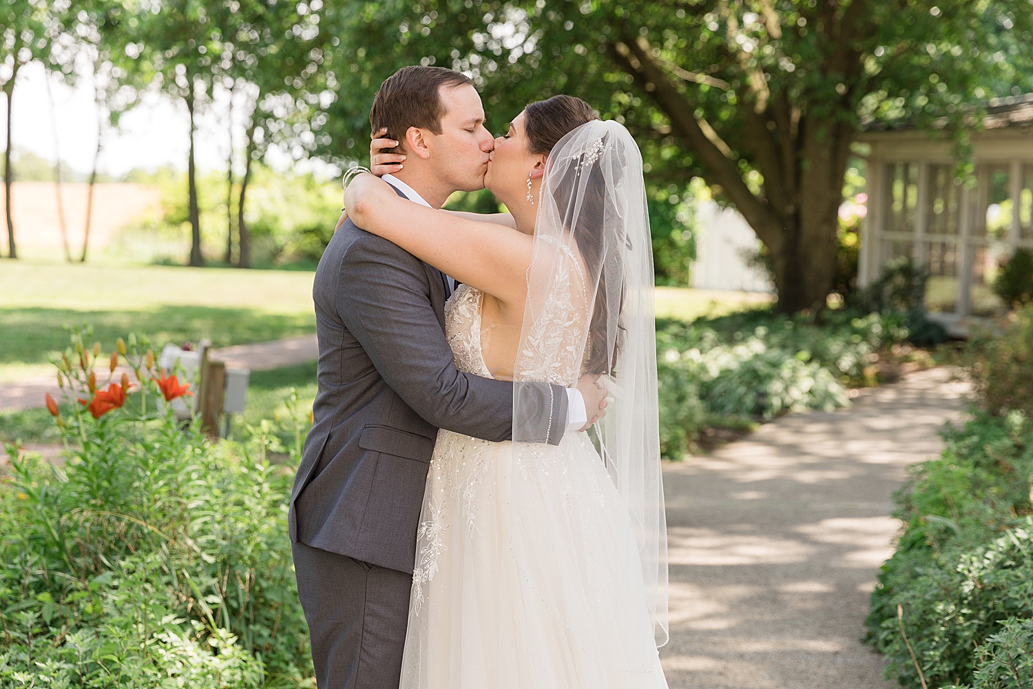 couple portrait, kissing