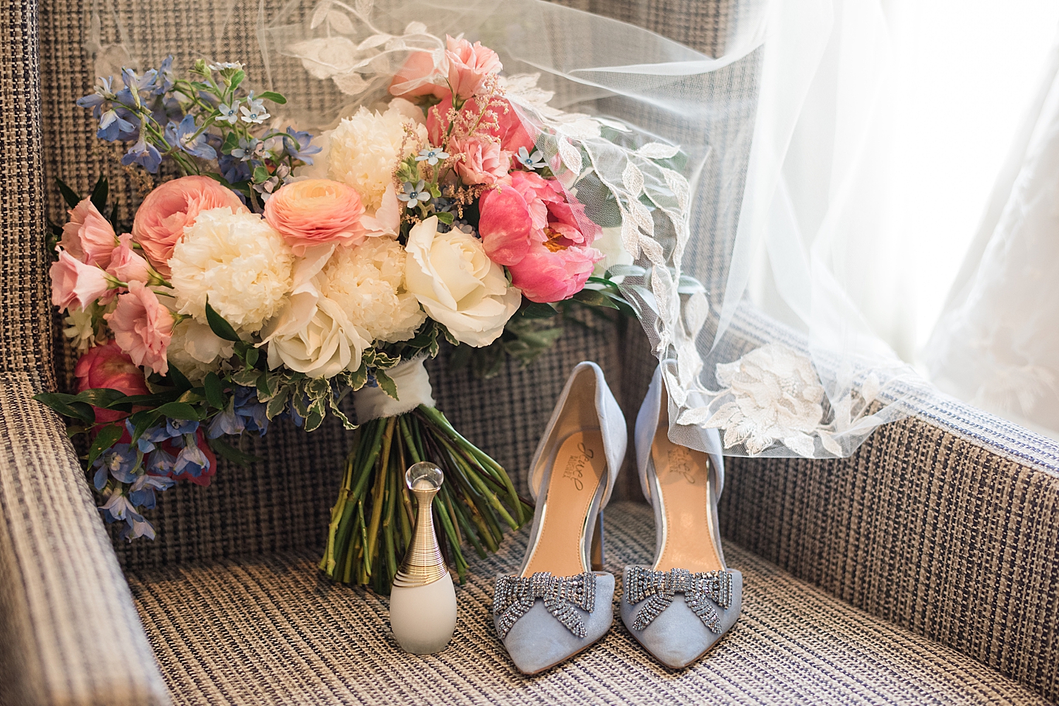 blue bridal shoes with summer bouquet