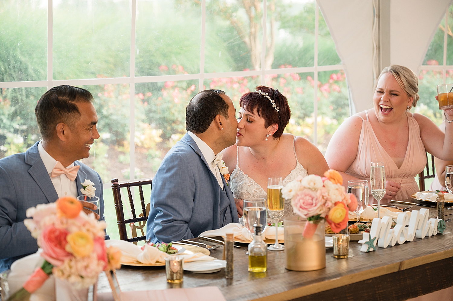 couple kiss at head table