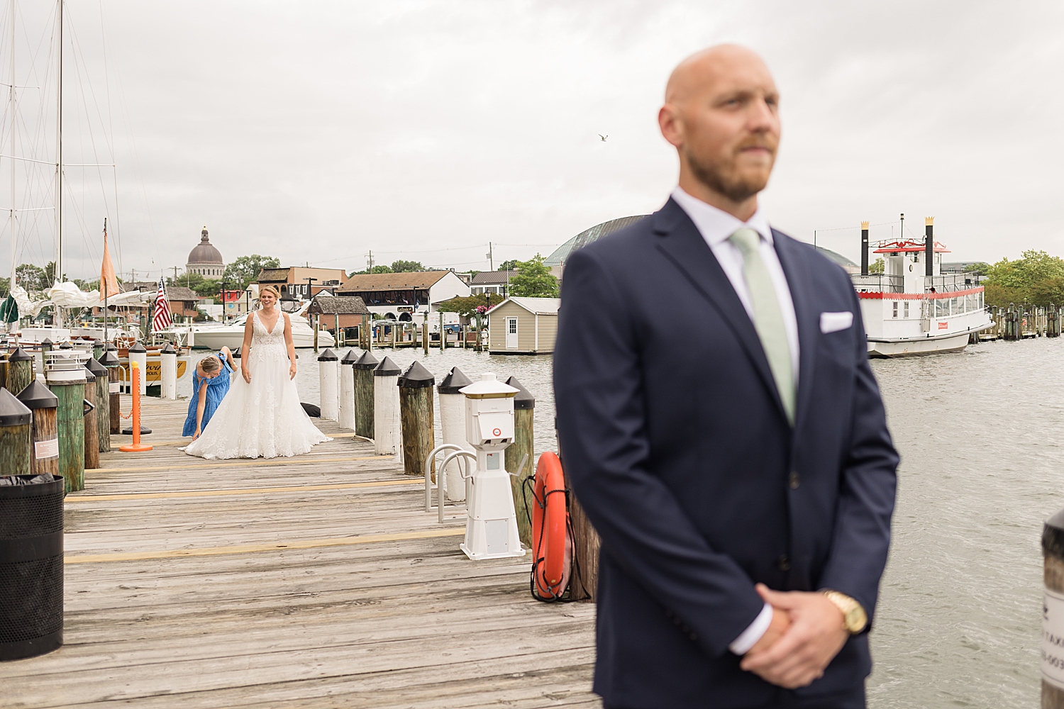 bride and groom annapolis docks first look