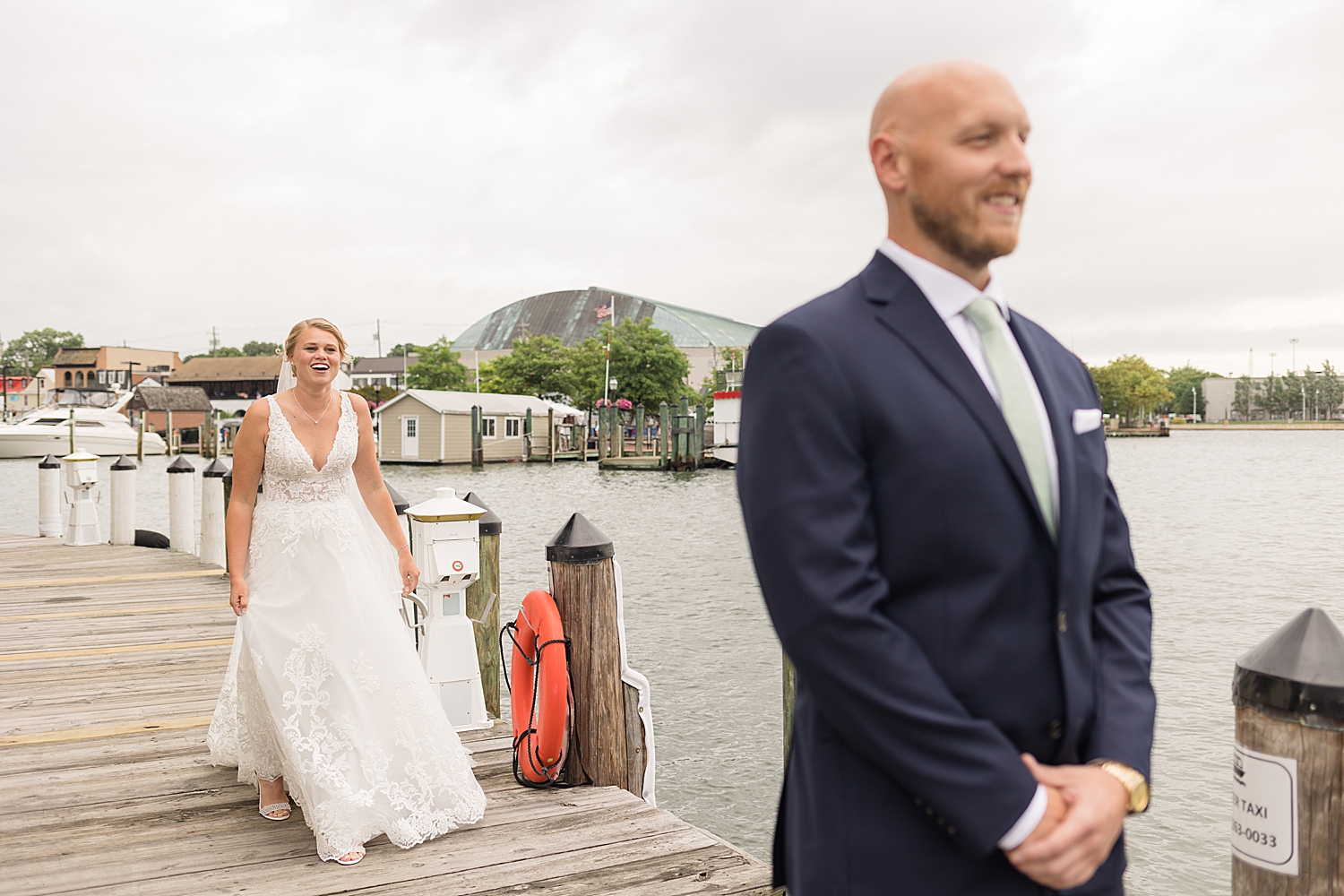 bride and groom annapolis docks first look