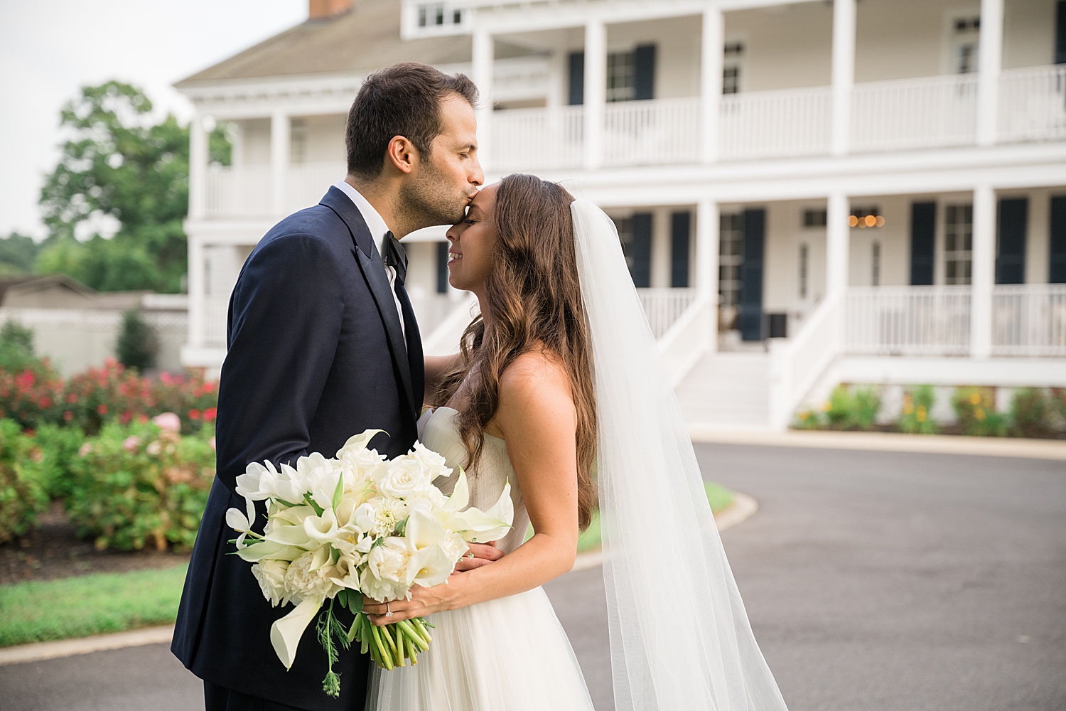 couple portrait in front of kent island resort