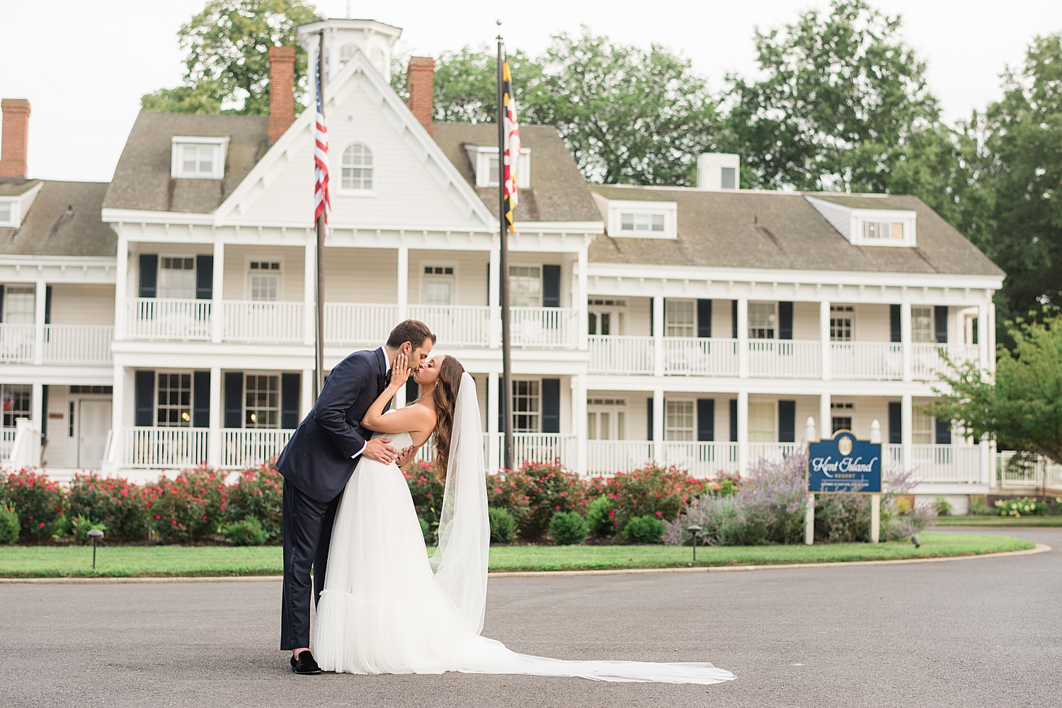 couple portrait in front of kent island resort