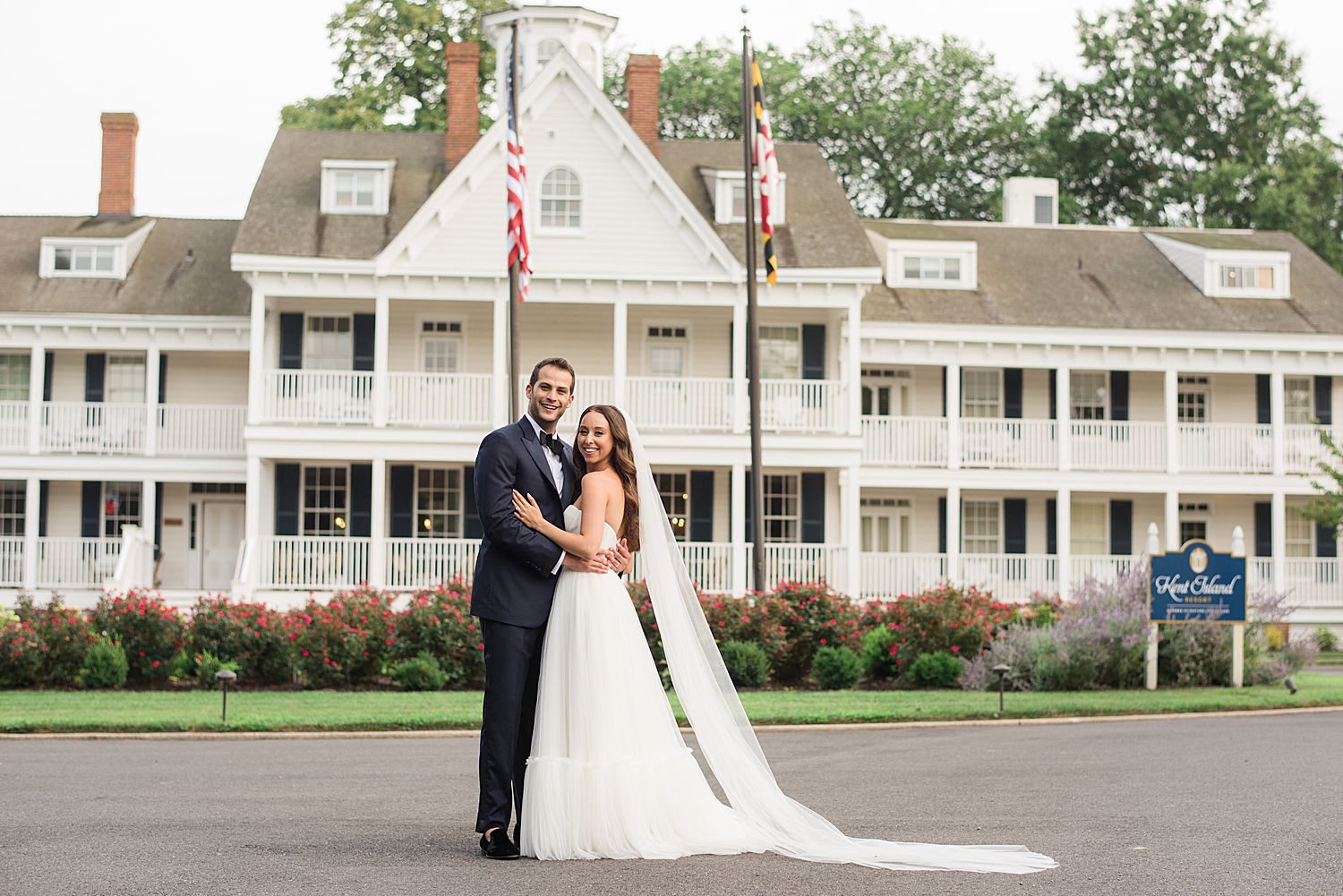 couple portrait in front of kent island resort