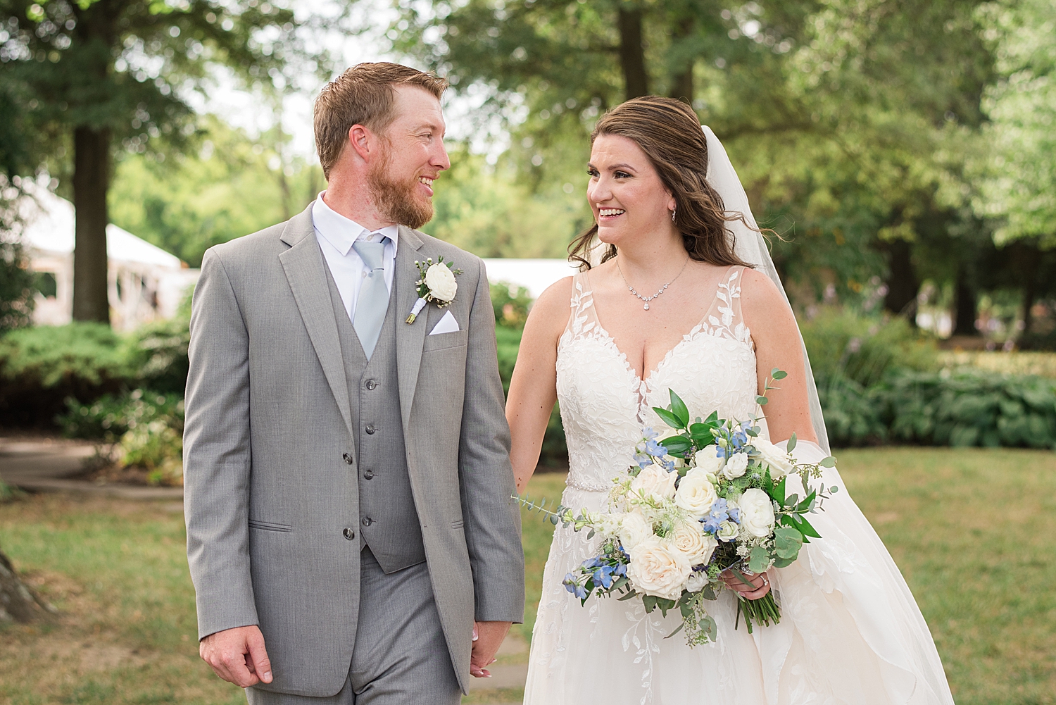 couple portrait in greenery on kent island