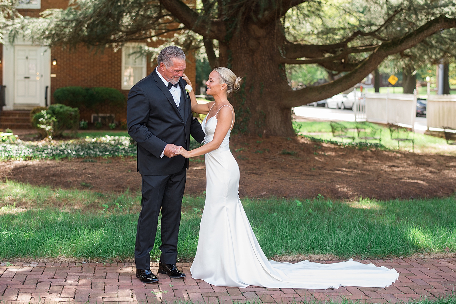 bride's first look with her dad