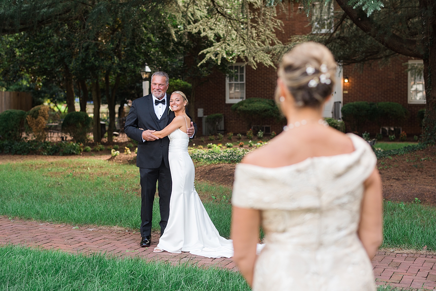 bride's first look with her dad, mom watching on