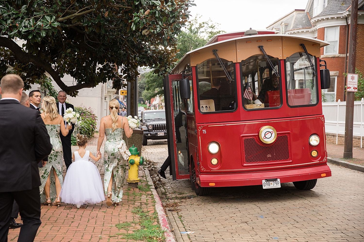 guests board annapolis trolley