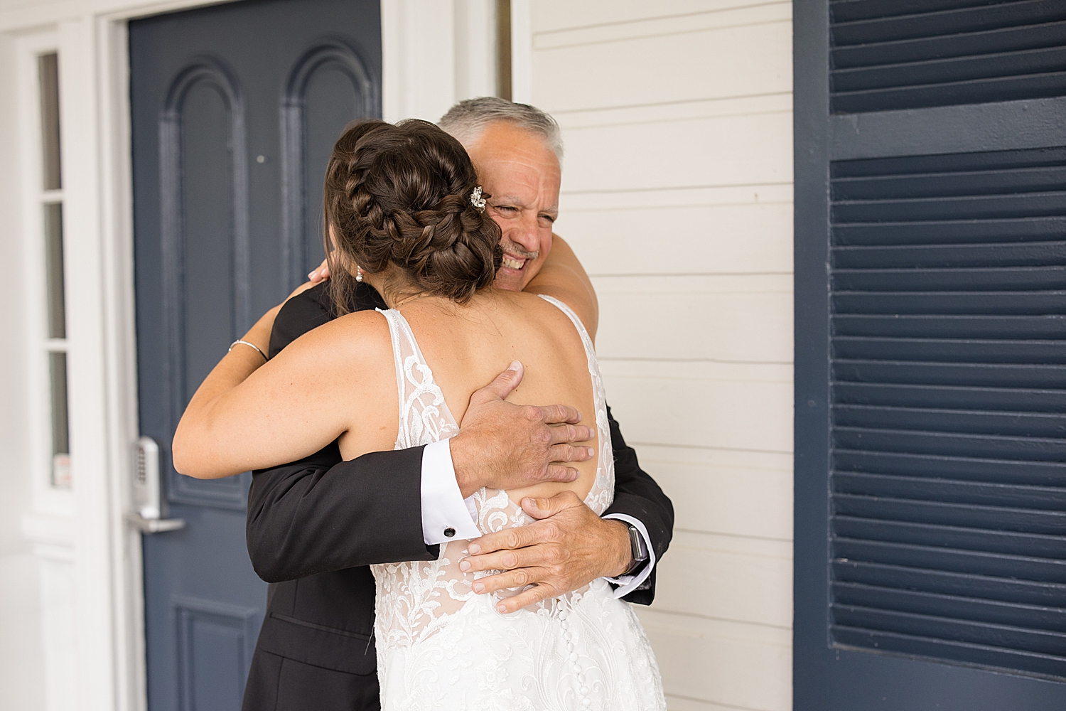 bride hugs her dad